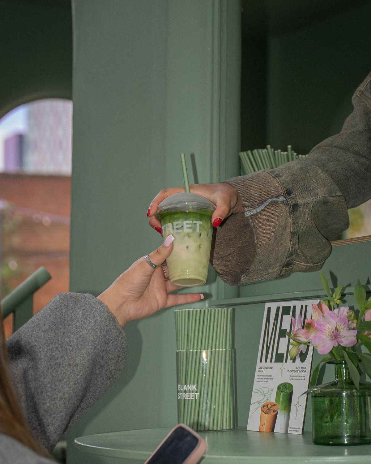 Интерьер CoffeBrew с барной стойкой и подвесным светом