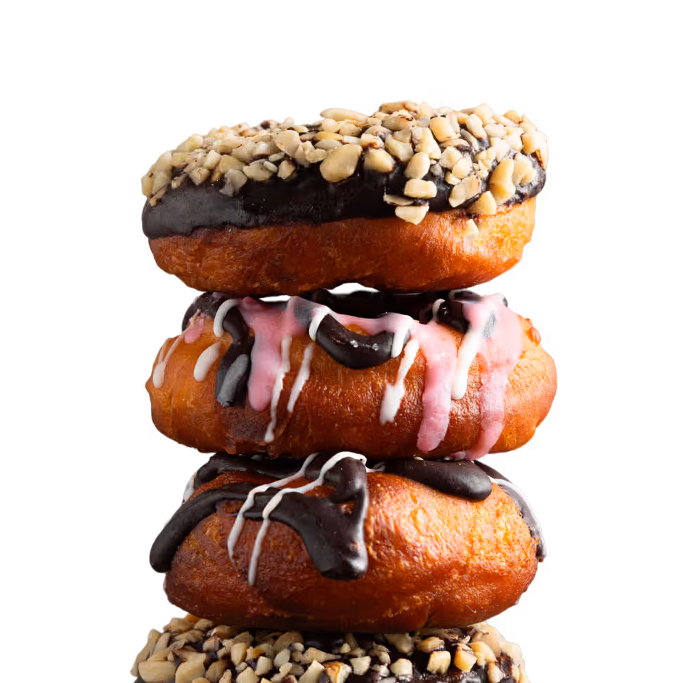 Сладкий донат к кофе в кофейне ColdBrew